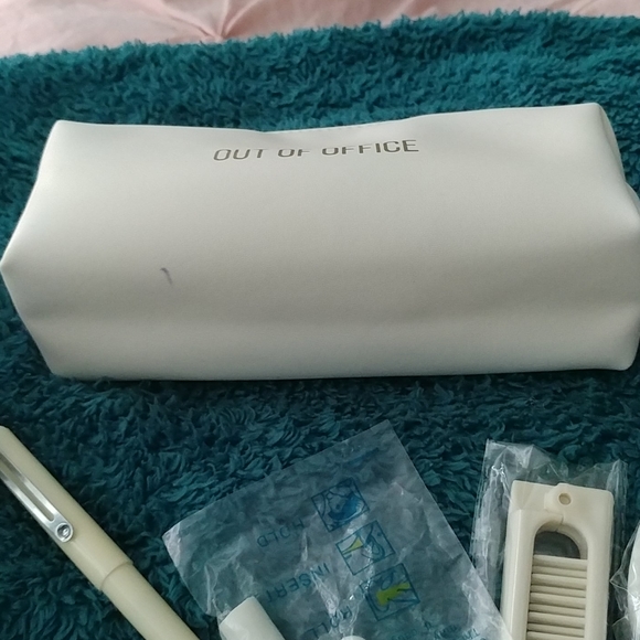 🆕 ✨ travel Out of Office beauty set - Picture 6 of 6